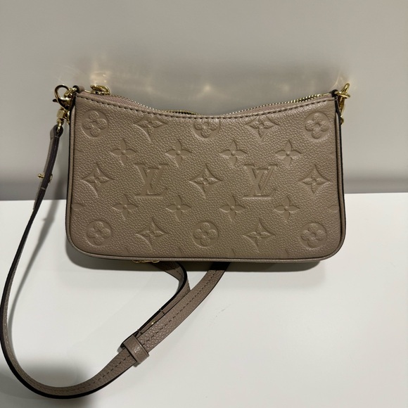 Louis Vuitton Easy on Pouch Bag Turtledove Grey - Picture 15 of 16